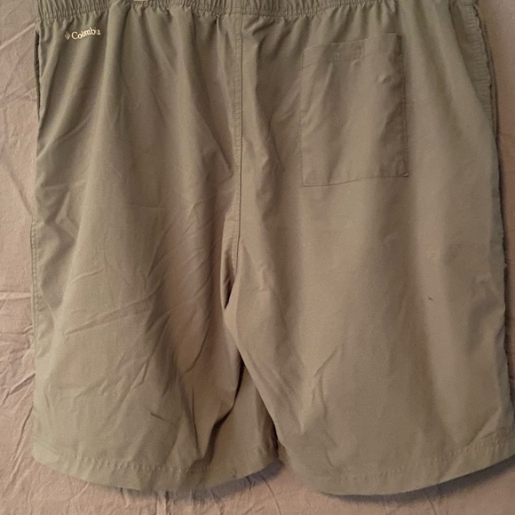 Columbia Gray Shorts; XXL - Picture 6 of 9
